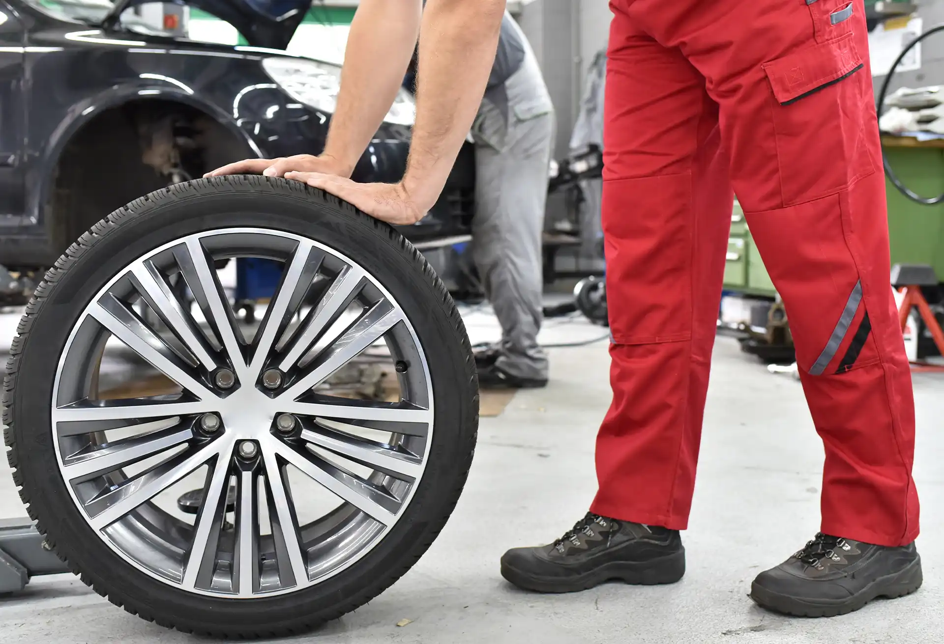 Reifenwechsel beim Auto in der Werkstatt 