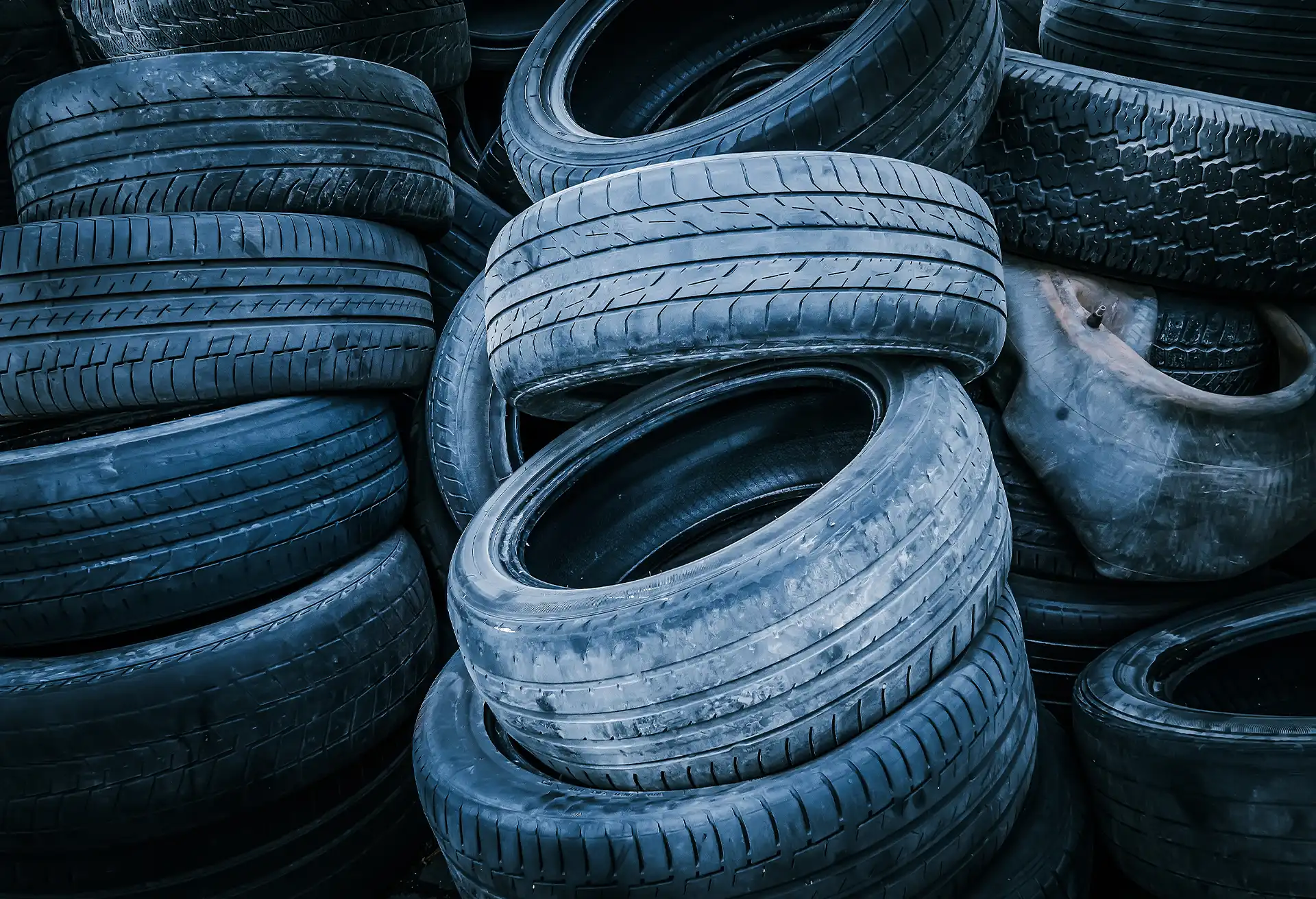 Ein Stapel Autoreifen in kühlen Blautönen